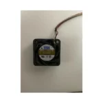 فن 3.8 در 3.8 میلی متر با قطر 2.8 میلی متر از برند AVC با ولتاژ کاری 12 ولت و جریان 0.3 آمپر